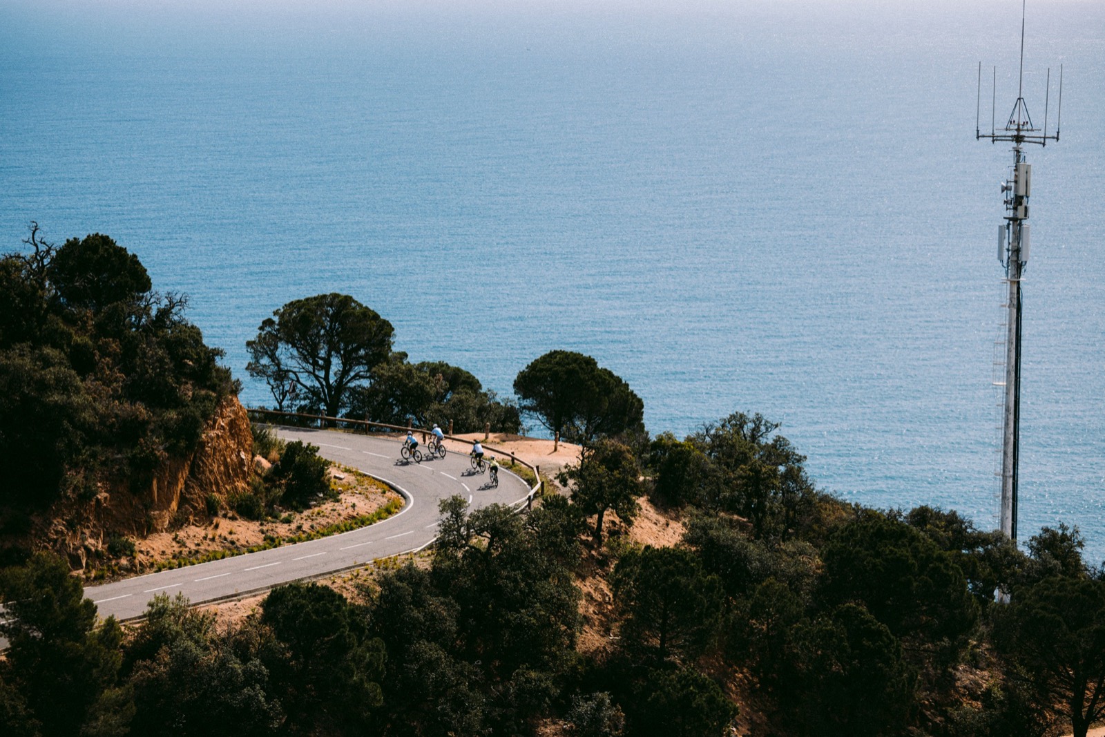 A estrada costeira sobre as falésias da Costa Brava
