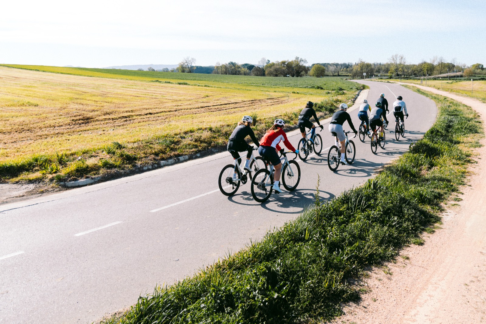 O grupo saindo de Girona entre campos verdes