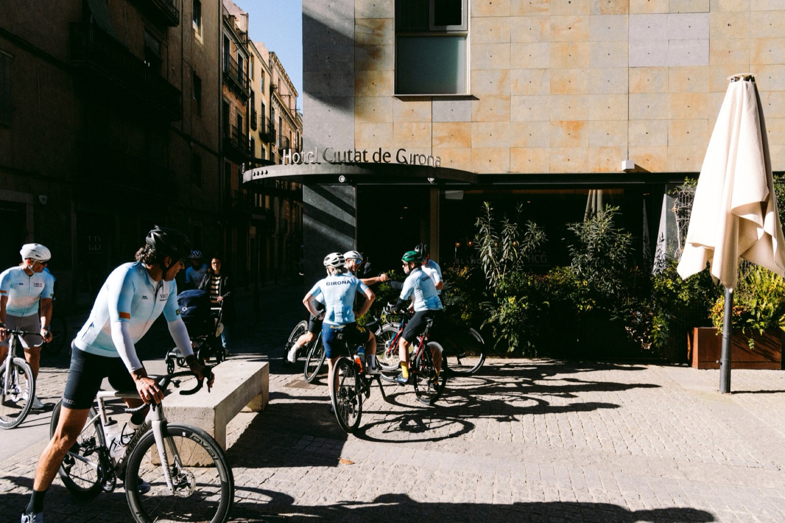 Ciclista entrando com a bike no Hotel Ciutat de Girona