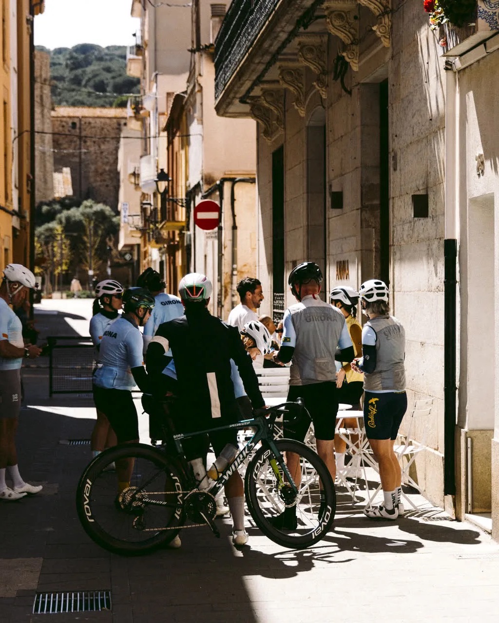O grupo da Volt numa parada de café numa rua medieval de Girona