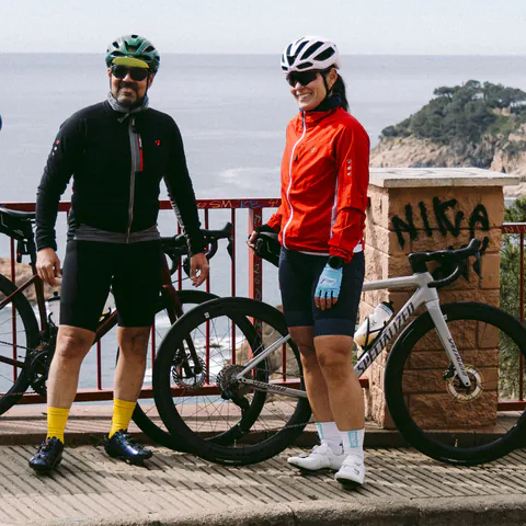 Alexandre e Luiza com as bikes num mirante da Costa Brava