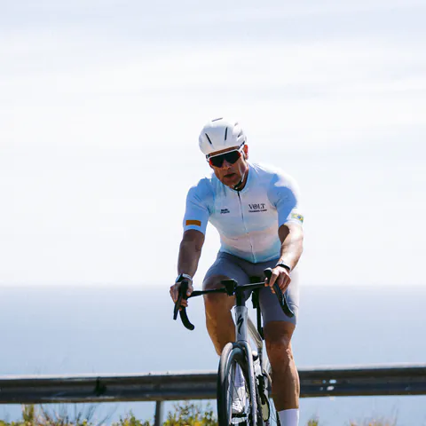 Bruno Cantalice pedalando à beira-mar
